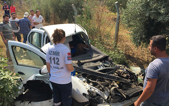 Tren otomobile çarptı: Yolcular dehşeti yaşadı! - Resim: 2