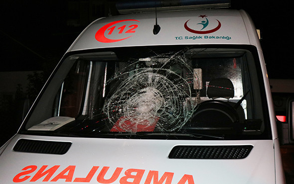 Ambulansa şok saldırı: Taşlarla camlarını kırdılar! - Resim: 1