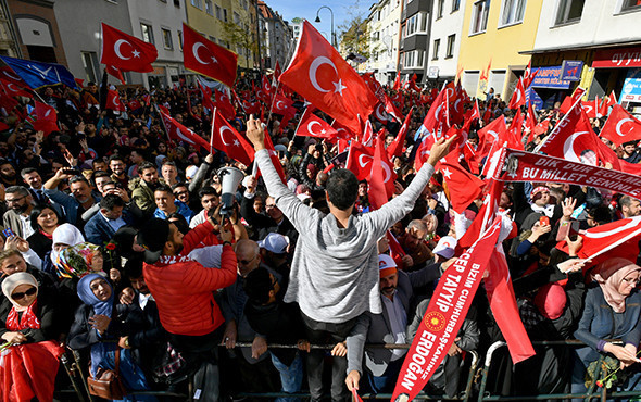 Avrupa'da yaşayan Türkler Erdoğan’ı karşılamak için Köln’e akın etti - Resim: 1