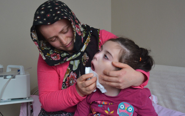 Boğazına kaçan zeytin çekirdeği minik kızın hayatını kararttı! - Resim: 4