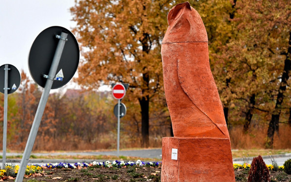 Baykuş diye yaptı penise benzedi! Bu heykel herkesin alay konusu - Resim: 1