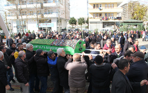 Ünlü yönetmen Orçun Benli'nin annesi gözyaşları içinde toprağa verildi - Resim: 2