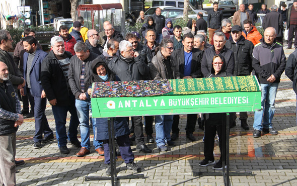 Ünlü yönetmen Orçun Benli'nin annesi gözyaşları içinde toprağa verildi - Resim: 4