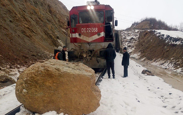 Faciadan dönüldü: Dağdan kopan dev kaya trene çarptı! - Resim: 1