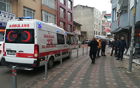 Liselilerin kavgasını ayırmak isteyen esnaf bıçaklandı! - Resim: 1