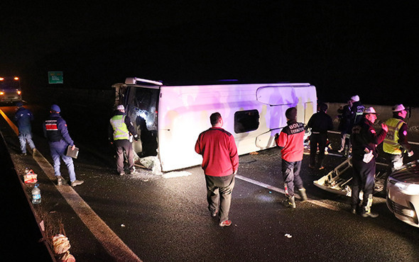 Lastiğe çarpan minibüs devrildi: Çok sayıda yaralı var! - Resim: 1