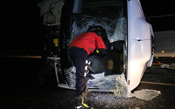 Lastiğe çarpan minibüs devrildi: Çok sayıda yaralı var! - Resim: 3