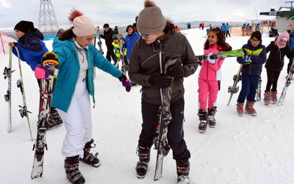 Palandöken tıklım tıklım doldu iğne atılsa yere düşmez - Resim: 2