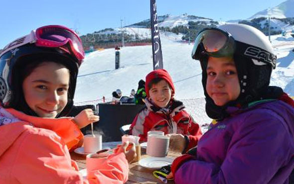 Palandöken tıklım tıklım doldu iğne atılsa yere düşmez - Resim: 4