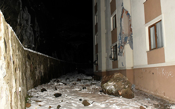 Yamaçtan kopan dev kayalar apartmanın üzerine düştü! - Resim: 1