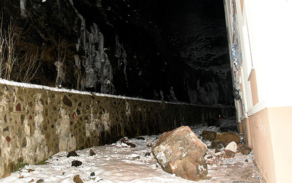 Yamaçtan kopan dev kayalar apartmanın üzerine düştü! - Resim: 2