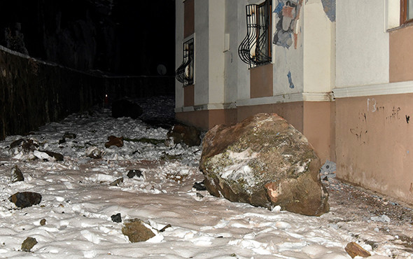 Yamaçtan kopan dev kayalar apartmanın üzerine düştü! - Resim: 3