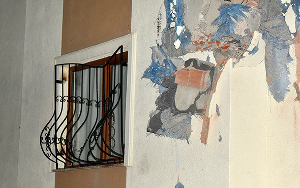 Yamaçtan kopan dev kayalar apartmanın üzerine düştü! - Resim: 4