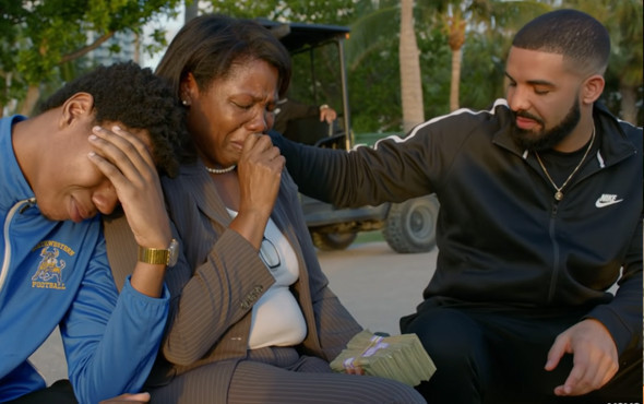 Garsonlara tam 10 bin dolar bahşiş verdi! Bu adam para dağıtıyor - Resim: 2