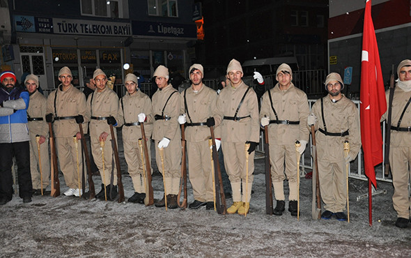 Kar yağışı altında 90 bin şehit için meşaleli yürüyüş - Resim: 1