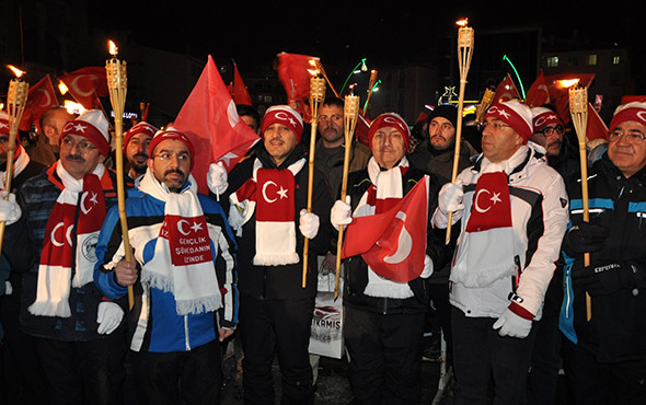 Kar yağışı altında 90 bin şehit için meşaleli yürüyüş - Resim: 2