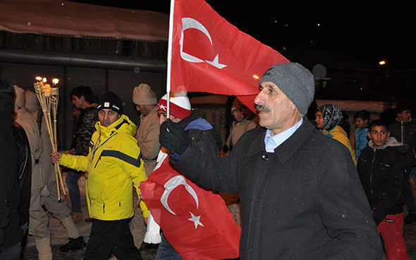 Kar yağışı altında 90 bin şehit için meşaleli yürüyüş - Resim: 3