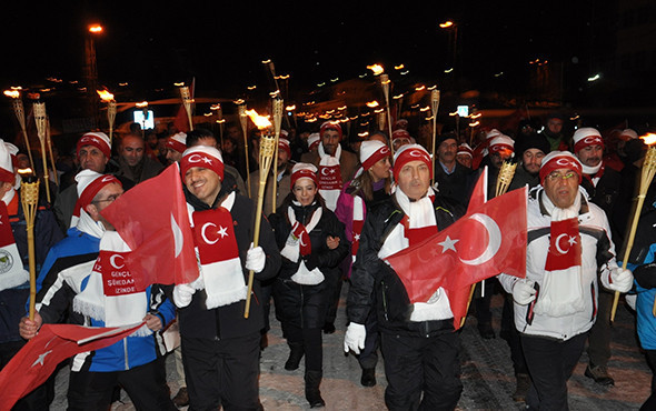 Kar yağışı altında 90 bin şehit için meşaleli yürüyüş - Resim: 4