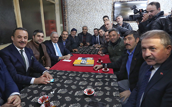 Binali Yıldırım kahvehaneyi ziyaret edip çay içti - Resim: 1