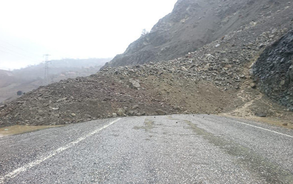 Adıyaman'da kara yolu kapandı: Heyelan aracı yuttu! - Resim: 1