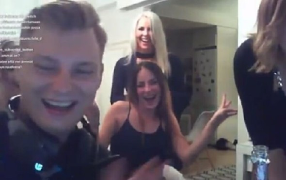 Skandal! Genç kız canlı yayında soyunmaya başlayınca... - Resim: 2