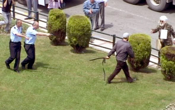 Polise kılıçla saldırdı - Resim: 3