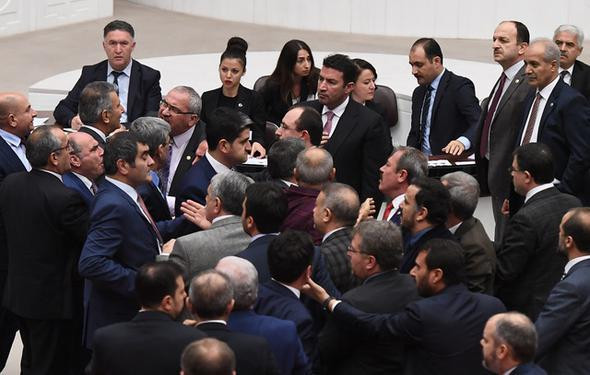 Meclis’te 'vatan haini' ve 'alçak' kavgası - Resim: 2