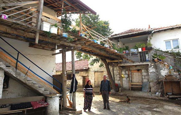 Böyle eşler de var ! Yorulmasın diye köprü yaptı - Resim: 1