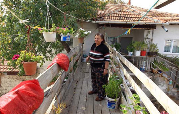 Böyle eşler de var ! Yorulmasın diye köprü yaptı - Resim: 2