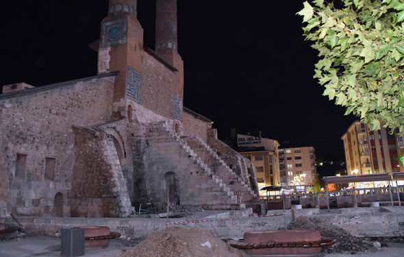 Camide yüz yıllık gizli tünel - Resim: 1