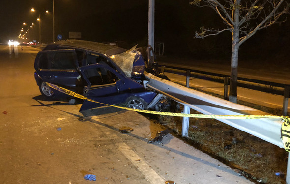 Feci ölüm!  Bariyerlere saplandı - Resim: 1