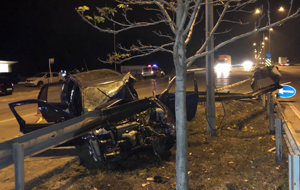 Feci ölüm!  Bariyerlere saplandı - Resim: 2