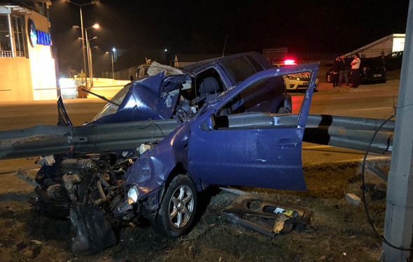 Feci ölüm!  Bariyerlere saplandı - Resim: 3