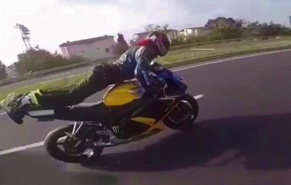 Şınav çekecek yer mi yok? Trafiği tehlikeye attı! - Resim: 2