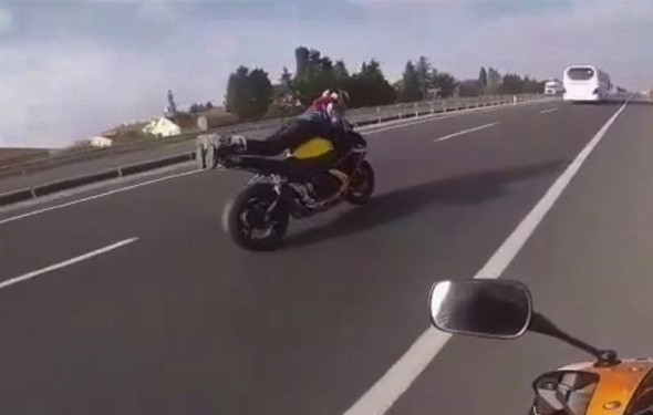 Şınav çekecek yer mi yok? Trafiği tehlikeye attı! - Resim: 3