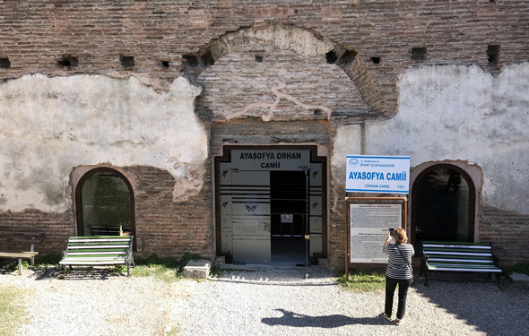 Tarihi ayıp! Ayasofya'ya cam kapı - Resim: 1