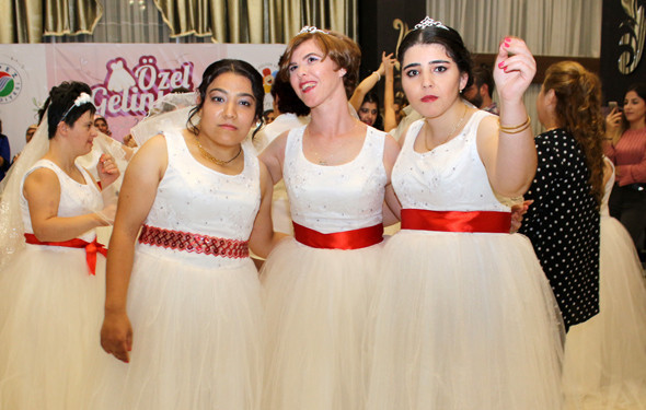  Mutululuk size çok yakışıyor  Down sendromlu genç kızlara özel düğün - Resim: 1