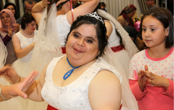  Mutululuk size çok yakışıyor  Down sendromlu genç kızlara özel düğün - Resim: 3