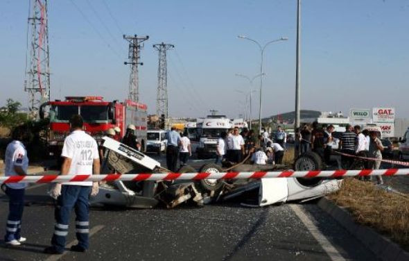 İkiye bölünen otomobilde can verdiler! - Resim: 4