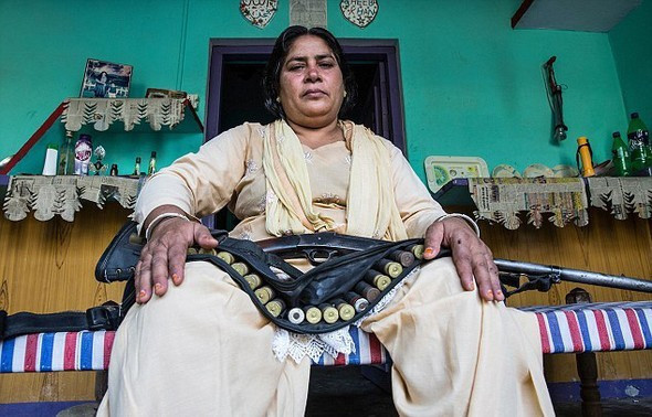 Tüfeğiyle tecavüzcülere engel oluyor kadınların umudu oldu - Resim: 4