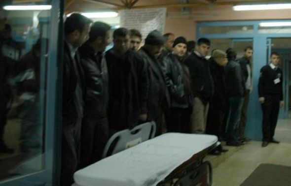 Sivil araç askerlere çarptı! - Resim: 1