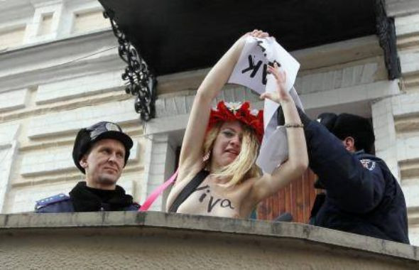 FEMEN bu kez Mübarek için soyundu! - Resim: 3