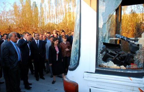 AK Parti otobüsüne böyle saldırdılar! - Resim: 1