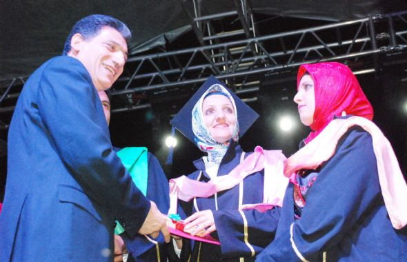 Türbanlı öğrenciler böyle kep taktı - Resim: 4