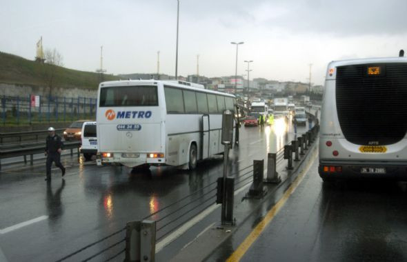 Metrobüs yolunda feci kaza - Resim: 1