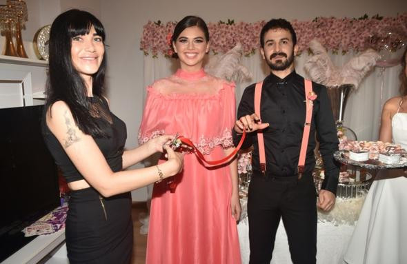 Seda Tosun annesinin elbisesi ile nişanlandı - Resim: 3