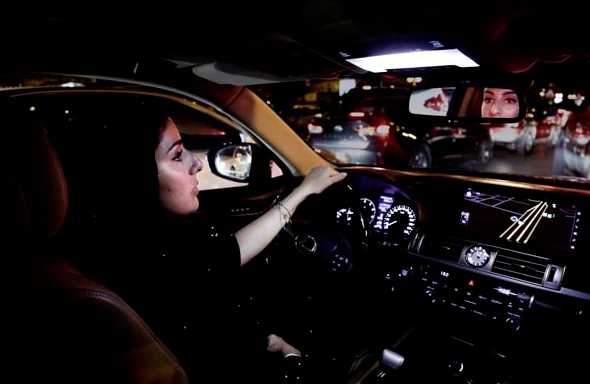 Suudi Arabistanlı kadınlar ilk kez trafiğe çıktı - Resim: 3