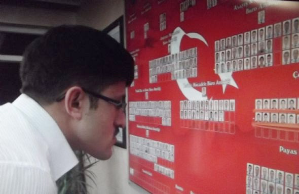 Polisleri böyle sıraya dizdiler - Resim: 1