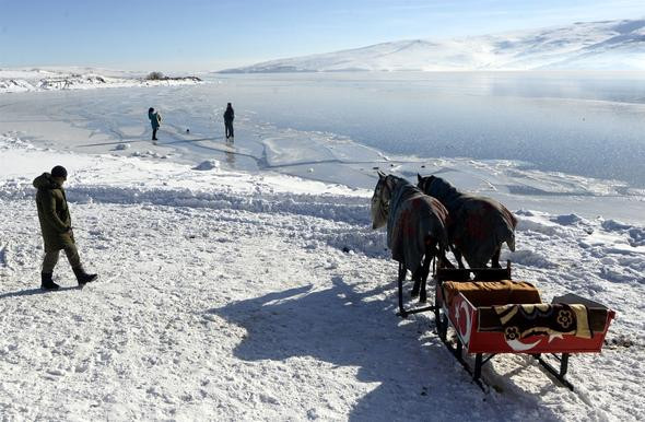 Tamamen dondu! Balıkçılar sandallarını kıyıya çekti - Resim: 3