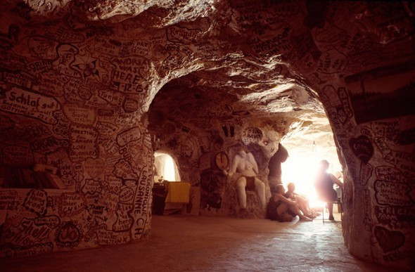 Binlerce kişi yıllardır bu deliğin içinde yaşıyor!  - Resim: 3